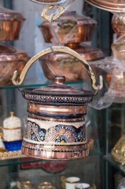 Metalden yapılmış eski tarz metal kovalar.