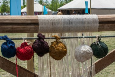 Renkli iplik dizisi ya da ruloları