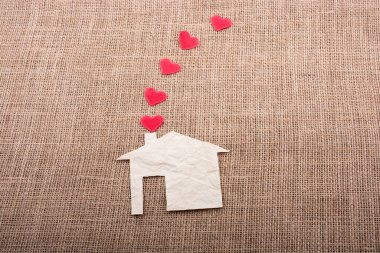 Kağıt evin bacasından çıkan kalp şeklinde.