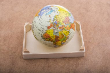 Model küre kahverengi bir arka plan üzerine yerleştirilen