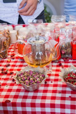 Cam çaydanlıkta bitki çayı.