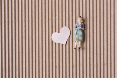 Kırmızı kağıt kalpli kadın figürü ve aşk konsepti