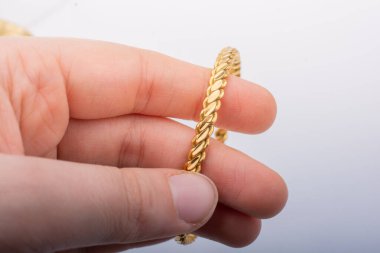 Türk mücevherlerinin altın bilezik örneklerinin sergilenmesi