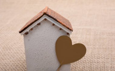 Küçük bir modeli ev kalp şekli simgesi yerleştirilir
