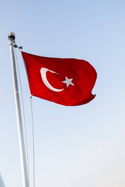 Türk ulusal bayrağı açık havada bir direğe asılı