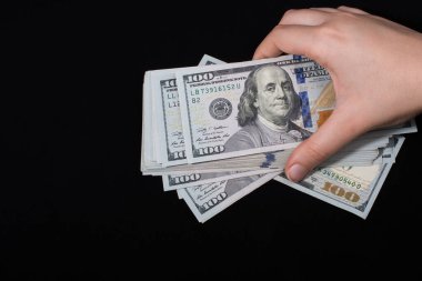 Beyaz arka planda el ele tutuşan Amerikan doları banknotları