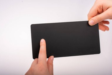 Beyaz zemin üzerinde dikdörtgen şekilli siyah uyarı tahtası