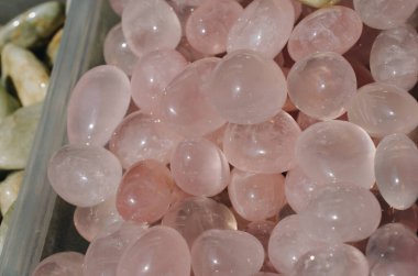 Mineral kaya numunesi olarak Rose Quartz 'ın değerli taşı yuvarlandı