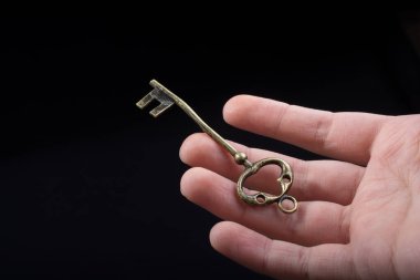 Bir retro tarzı altın rengi dekoratif tuşunu basılı tutarak el