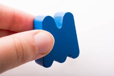 El ele tutuşma mektubu. Tahtadan M harfi.