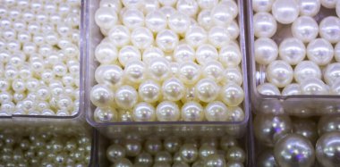 Arkaplanda inci boncuklar ve parlak inciler.