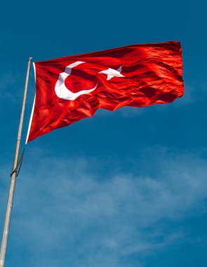 Türk ulusal bayrağı açık havada bir direğe asılı