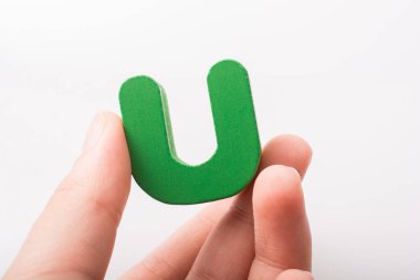 Elle tutulan, tahtadan yapılmış U harfi küpü.