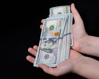 Beyaz arka planda el ele tutuşan Amerikan doları banknotları