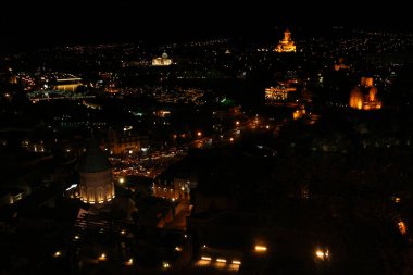 Gürcistan 'daki Tiflis' in gece panoramik görüntüsü