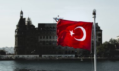 Türk ulusal bayrağı açık havada bir direğe asılı