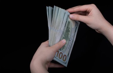 Beyaz arka planda el ele tutuşan Amerikan doları banknotları
