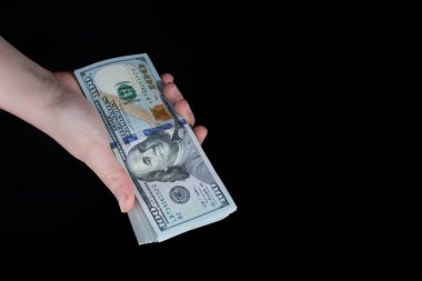 Beyaz arka planda el ele tutuşan Amerikan doları banknotları