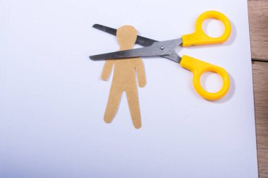 Görünüşte kağıttan kesilen insan şekli