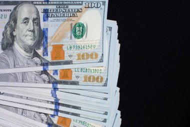 Beyaz arka planda el ele tutuşan Amerikan doları banknotları