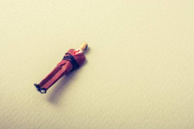 Halata bağlanmış minyatür insan figürü.