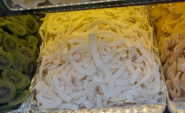 Pazar yerinde doğal kuru meyve satışı.