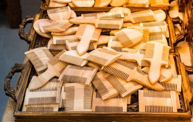 Tahtadan yapılmış eski tarz saç tarağı.