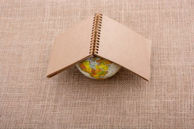 Küre tuval arkaplanına yerleştirilir