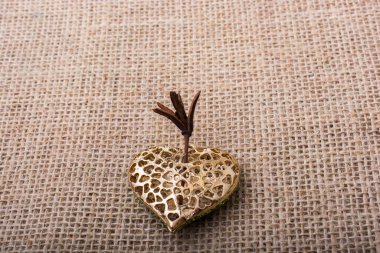 Altın rengi metal nesne tuval üzerinde kalp şeklinde