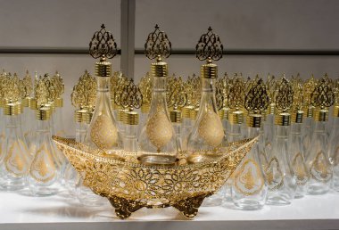 Osmanlı tarzında yapılmış boş şişeler.