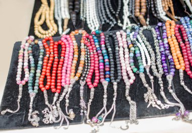 Çeşitli renkte tespih seti