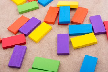 Çeşitli renk ahşap blok rastgele dağılmış