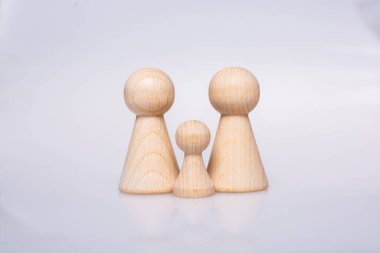 Çocukların bakımını üstlenmek için aile figürleri.