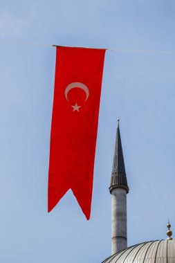 Gökyüzünde Minare ve Türk ulusal bayrağı