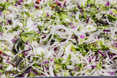 Salatada ince doğranmış soğan.