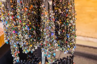 Çeşitli renkte renkli boncuklar.