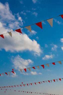 Festival konsepti olarak çeşitli renklerdeki bayrakları renklendiren renkli üçgen