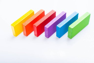 Renkli Domino Blokları beyaz bir arka plan üzerine yerleştirilir