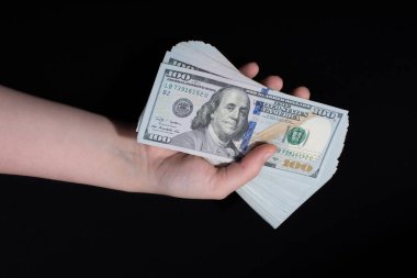 Beyaz arka planda el ele tutuşan Amerikan doları banknotları