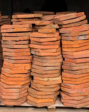 İnşaat amacıyla stokta bir sürü tuğla var.