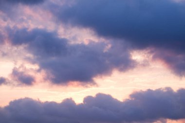 Koyu ve gri bulutlar gökyüzünde oluşur.