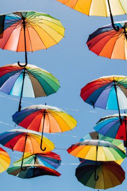 Gökyüzü sokak dekorasyonunda kullanılan renkli şemsiyeler