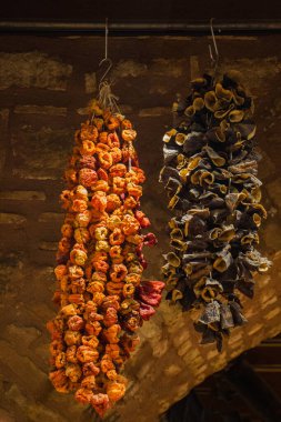 Kırmızı sebze güneşte kurutma demetleri