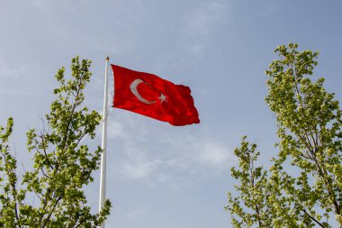 Türk ulusal bayrağı açık havada bir direğe asılı