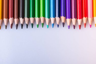 Beyaz arkaplana çeşitli renklerin renk kalemleri