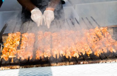Manzarada ızgara yapılmış tavuk şiş kebap.