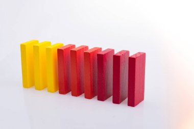 Beyaz arkaplanda renkli Domino Blokları