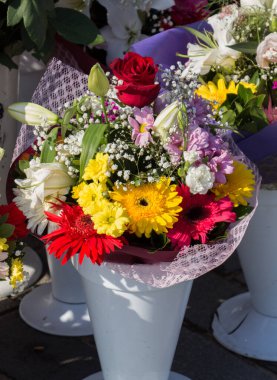 Vazodaki güzel doğal bahar çiçekleri.