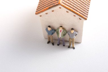 Evin önünde minyatür bir insan figürü.