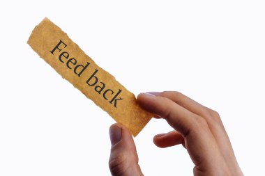 metin Geribildirim ile boş yırtık not kağıdı bir parça tutan el